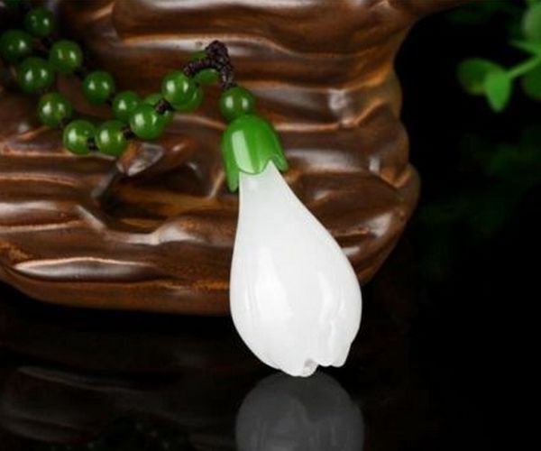 K0775 -  Pandantiv, jad alb, floare ghiocel, aprox.5x3cm REZERVAT