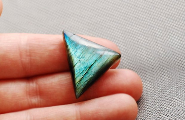 Cabochon Labradorit Triunghiular