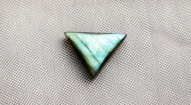 Cabochon Labradorit Triunghiular