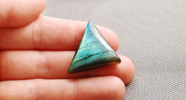 Cabochon Labradorit Triunghiular