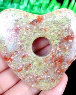 K0788 # Pandantiv donut, unakit, inima, kaki ruginiu roscat caramiziu, 55x55x8mm