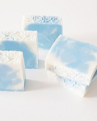 Sapun natural cu galbenele, unt de shea, uleiuri esentiale de menta si rozmarin