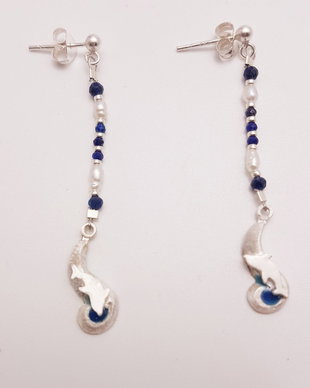 cercei unicat din argint 999, cu pin, delfini, email, perle naturale, lapis, margele Miyuki si accesorii din argint 925