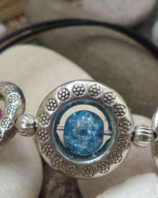 Bratara handmade din snur de piele,cristale de gheata si distantiere din aliaj tibetan
