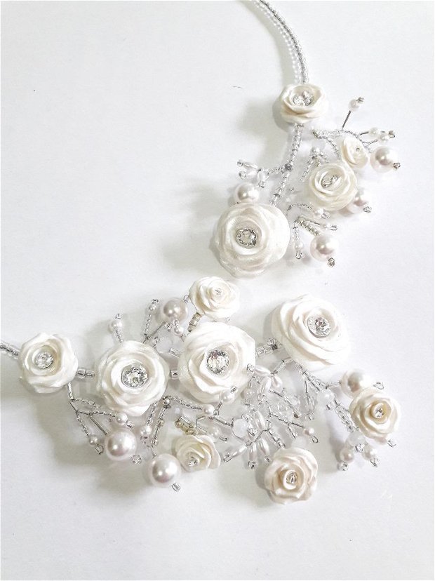 Colier trandafiri alb perlat cristale si perle
