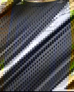 Fusta neagra plisata