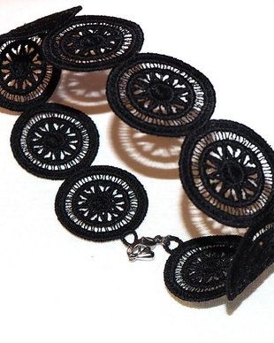 Choker negru brodat