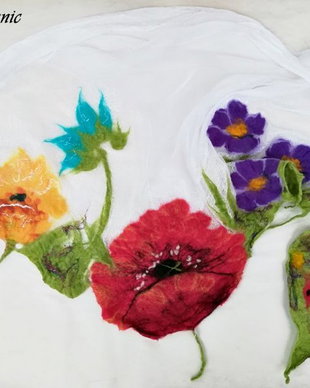 Sal triunghiular din matase naturala tip borangic cu floricele impaslite