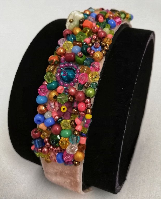 Bratara handmade cu pietre multicolore