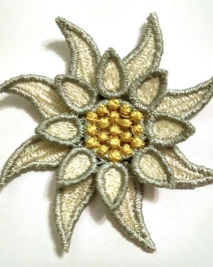 Brosa floare brodata