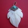 Pandantiv din sidef NATURAL cu agatatoarea lipita, acoperita de cristale si cabochon din turcoaz reconstituit aprox 9x7 mm