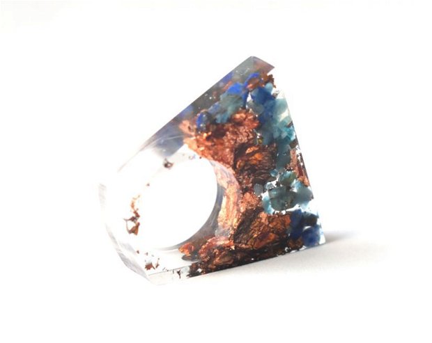 Inel din rășină transparenta cu spartura de piatra naturala de lapis lazuli, apatit si foita de cupru, Inel statement