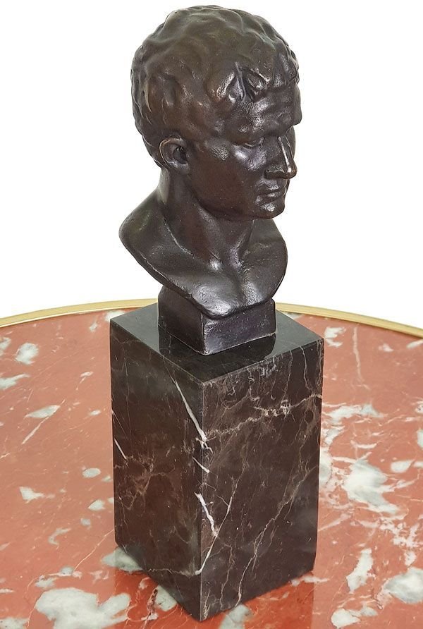 Capul lui Cezar - statueta din bronz pe soclu din marmura