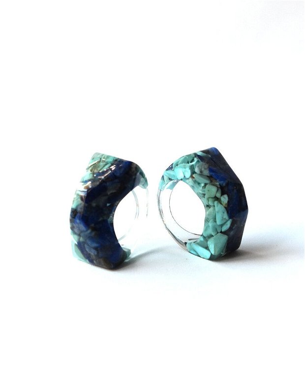 Inel din rășină transparenta cu spartura de piatra naturala de lapis lazuli si turcoaz, Inel statement