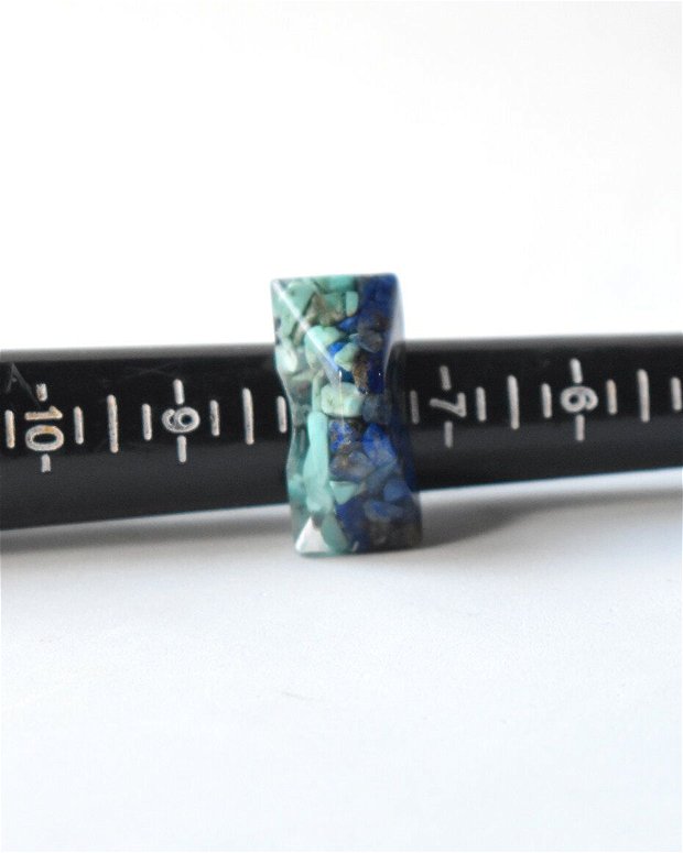 Inel din rășină transparenta cu spartura de piatra naturala de lapis lazuli si turcoaz, Inel statement