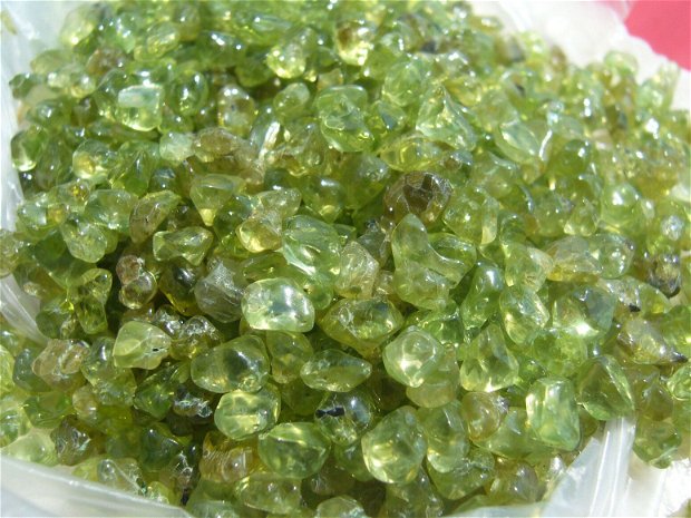 Peridot NATURAL brut cristale mici - 50 gr