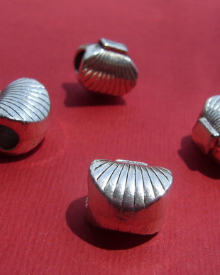 Scoica margica tip Pandora aprox 11x11x8 mm