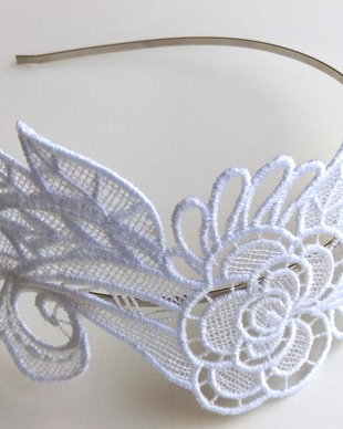 Cordeluta cu broderie Fascinator alb