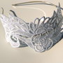 Cordeluta cu broderie Fascinator alb
