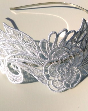 Cordeluta cu broderie Fascinator alb