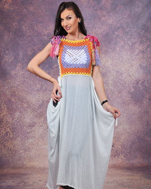 O vestă, o rochie pentru plajă, o ținută chic