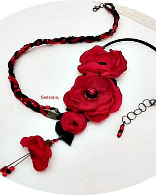 colier floral rosu si negru