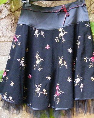 Fusta neagra cu broderii