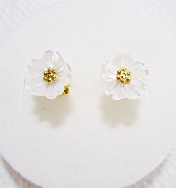 Cercei argint aurit si flori de sidef alb "Mini margarete"