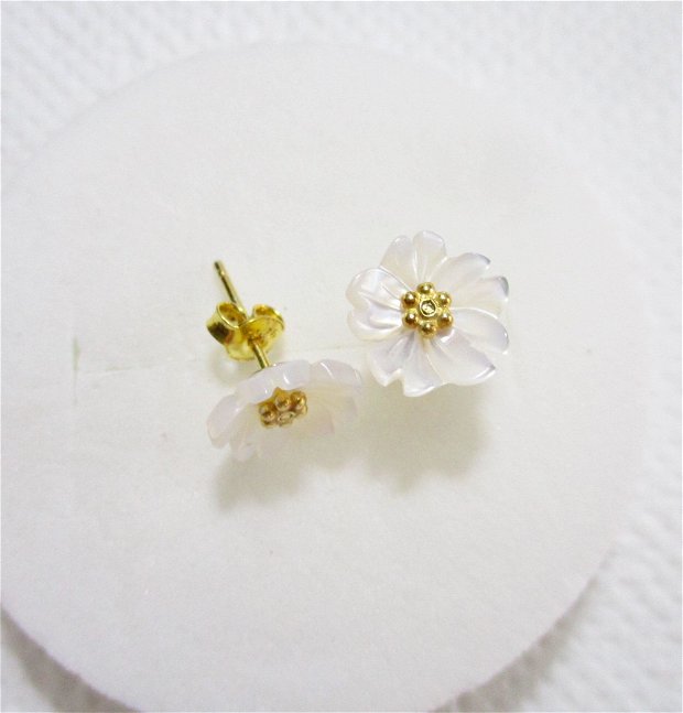 Cercei argint aurit si flori de sidef alb "Mini margarete"
