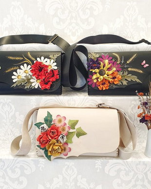 Geanta "Crossbody" handmade unicat -Crizanteme si libelula