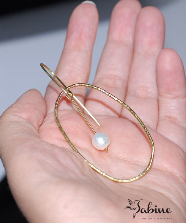 Cercei lungi din alamă texturata,cu perle de cultură, cercei mari, cercei rotunzi, hoop earrings