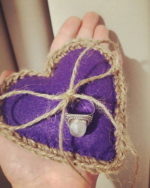 Mini-pernuta pentru verighete, umpluta cui flori de lavanda