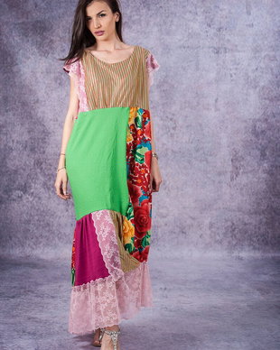 Rochie colorată ,jucaușă , dantelată și foarte colorată