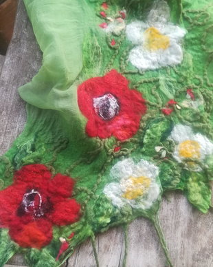 Eșarfă de mătase naturala împaslita cu flori de lână merinos
