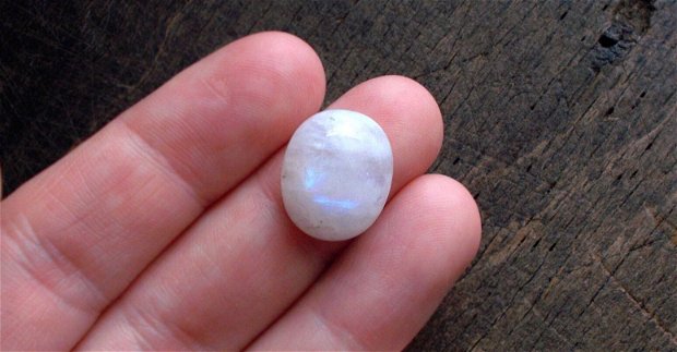 Moonstone alb cu straluciri albastre  - B01