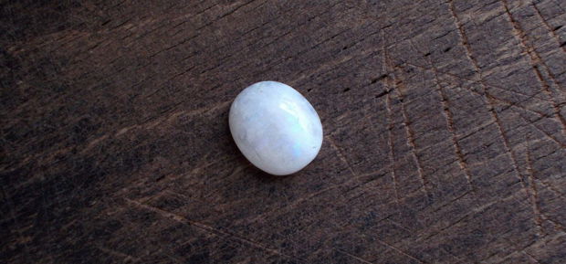 Moonstone alb cu straluciri albastre  - B01