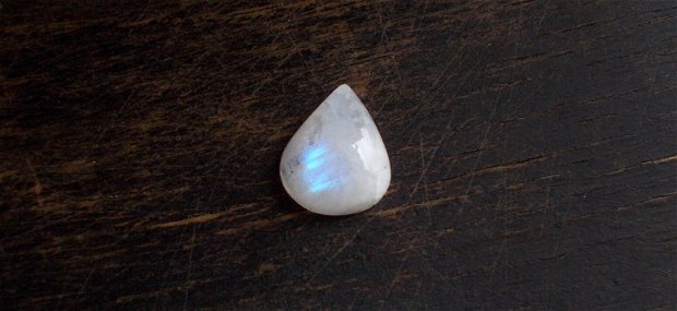 Moonstone alb cu straluciri albastre  - B9