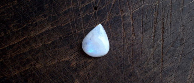 Moonstone alb cu straluciri albastre  - B9