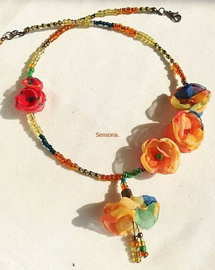 colier cu floricele insorite