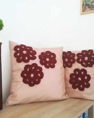 Fata de perna 40x40 cm cu aplicații crosetate