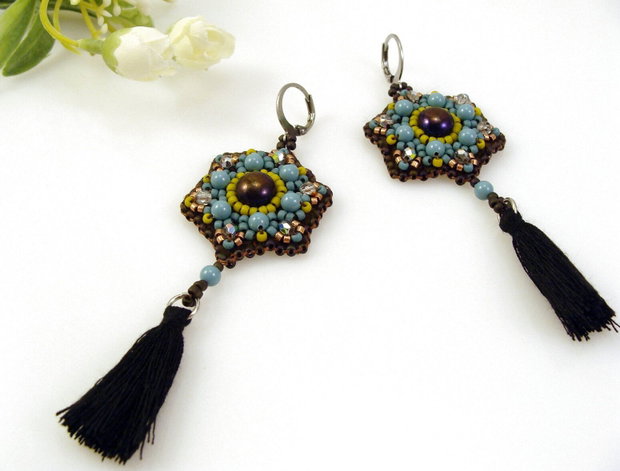 Cercei turcoaz cu mandala din perle Swarovski