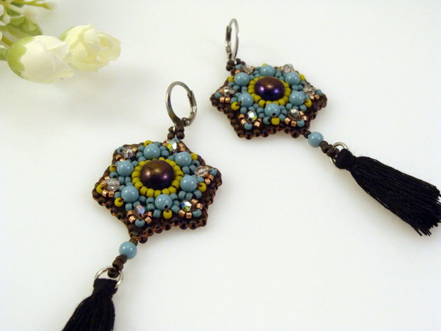 Cercei turcoaz cu mandala din perle Swarovski