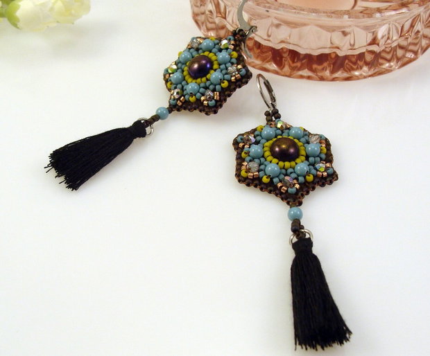 Cercei turcoaz cu mandala din perle Swarovski