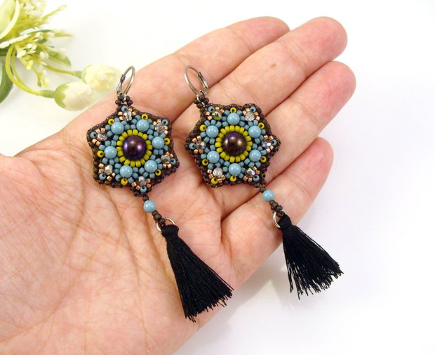 Cercei turcoaz cu mandala din perle Swarovski