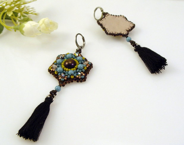 Cercei turcoaz cu mandala din perle Swarovski