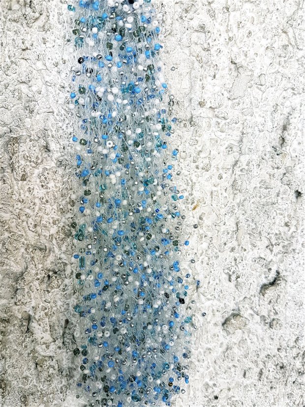 colier din margele de nisip multicolore, crosetate pe fir de nylon transparent