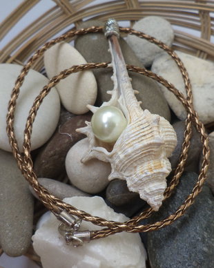 Colier handmade cu pandantiv din melc de mare si perla de sticla pe o baza din piele ecologica