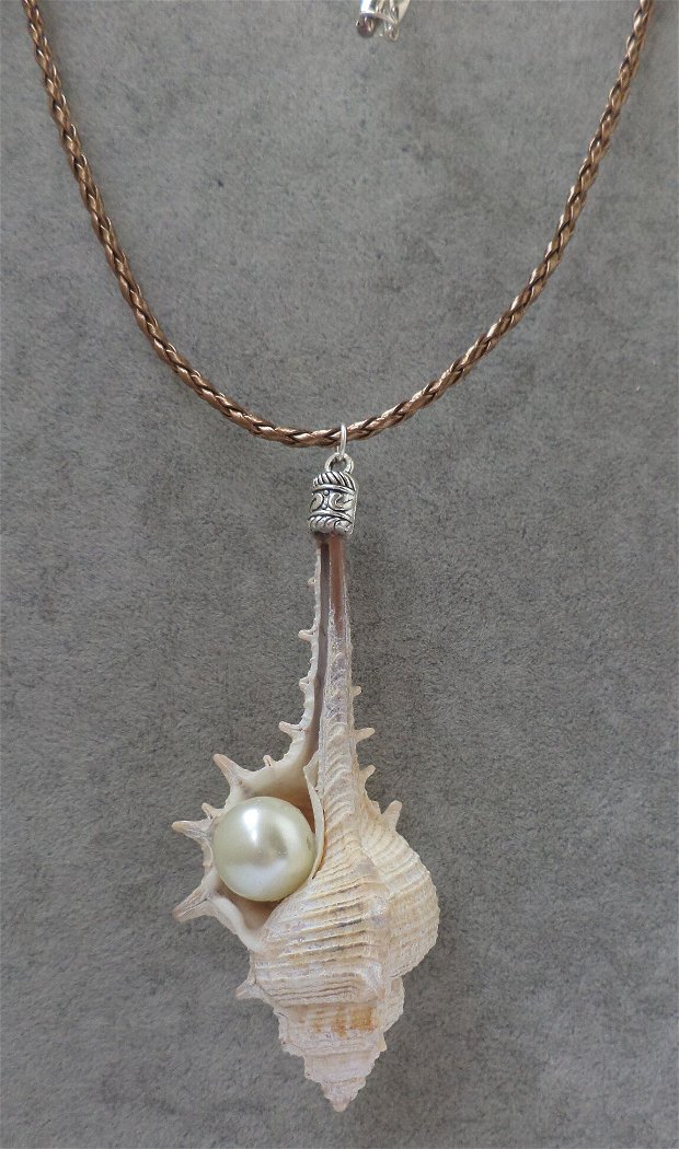 Colier handmade cu pandantiv din melc de mare si perla de sticla pe o baza din piele ecologica