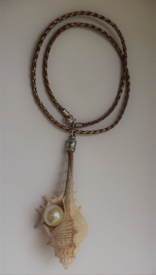 Colier handmade cu pandantiv din melc de mare si perla de sticla pe o baza din piele ecologica