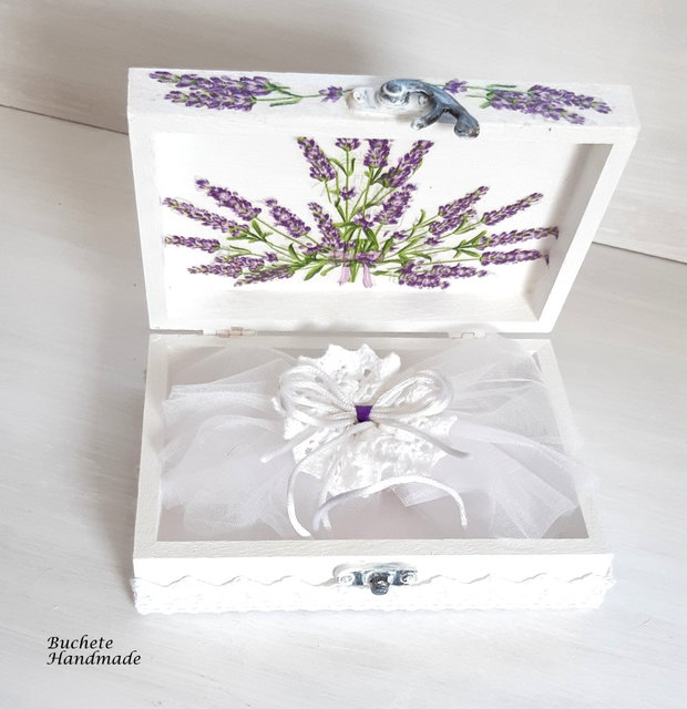 Cutie pentru verighete din lemn cu flori de lavanda
